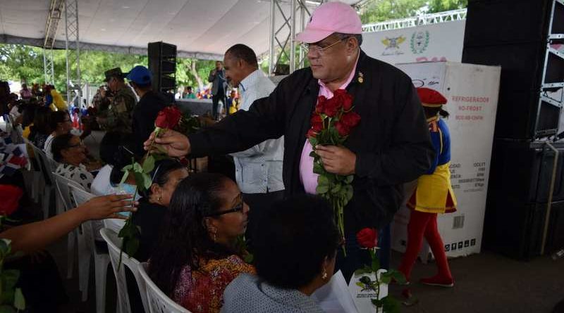 celebracion de las madres con luis el gallo