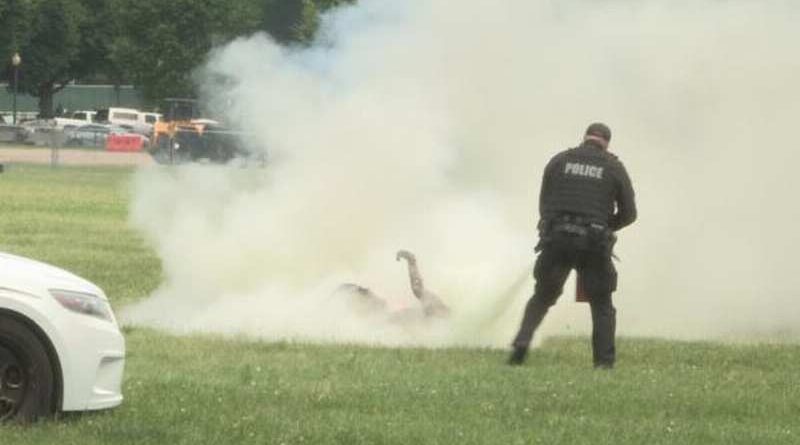 hombre se quema en la casa blanca